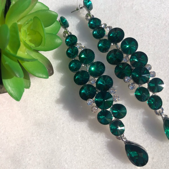 Beautiful vibrant emerald green earrings 4 inch drop - Picture 8 of 10